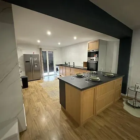 Sublime Maison De 2 Etages Avec Cour Willa *