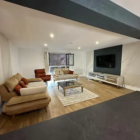 Sublime Maison De 2 Etages Avec Cour