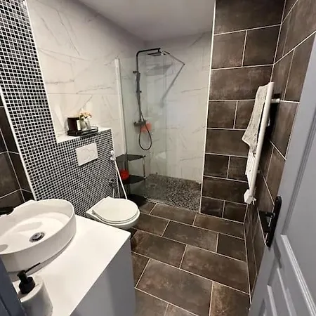 Sublime Maison De 2 Etages Avec Cour *