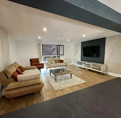 Sublime Maison De 2 Etages Avec Cour